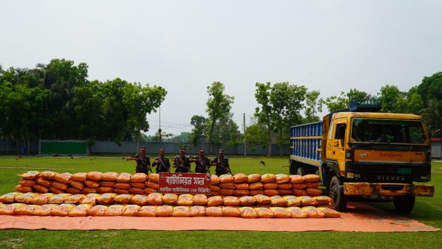 ব্রাহ্মণবাড়িয়ায় কোটি টাকার ভারতীয় চোরাচালানি মালামাল সহ ট্রাক জব্দ, পালাল চালক।