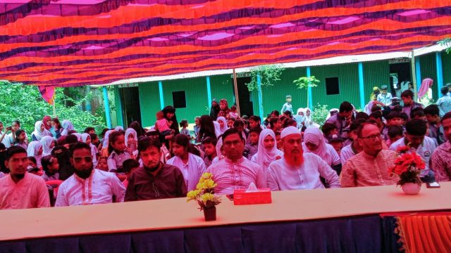 বিজয়নগর উপজেলার দাউদপুর পাবলিক স্কুলে এসএসসি পরীক্ষার্থীদের বিদায় সংবর্ধনা।