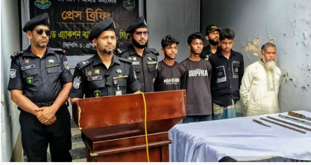 নবীনগরে র‍্যাব সদস্যদের ওপর হামলা: নারীসহ আটক ৫, উদ্ধার দেশীয় অস্ত্র।