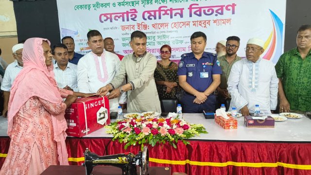 ব্রাহ্মণবাড়িয়ায় জেলা পরিষদের অর্থায়নে নারীদের মাঝে সেলাই মেশিন বিতরণ।