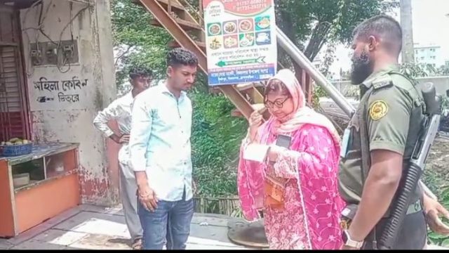 বিজয়নগরে দোকাননের সামনে ময়লা-আবর্জনা রাখায় দোকান মালিকদের মোবাইল কোর্টে জরিমানা।