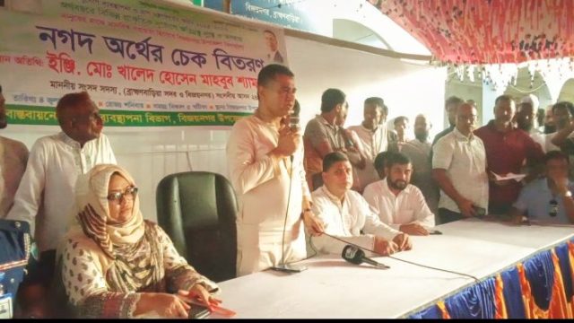 বিজয়নগরে দুর্যোগে ক্ষতিগ্রস্তদের মাঝে নগদ অর্থের চেক বিতরণ।