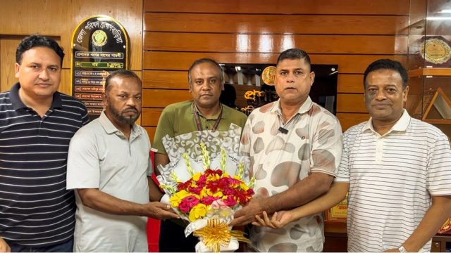 ট্রেনে পাওয়া স্বর্ণ ও টাকা ফিরিয়ে দেওয়া স্টুয়ার্ড গার্ড মোশারফকে ব্রাহ্মণবাড়িয়া জেলা পরিষদের সংবর্ধনা।