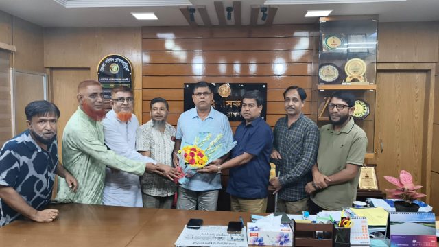 ব্রাক্ষণবাড়িয়া জেলা পরিষদ প্রশাসক সিরাজুল ইসলামের সাথে সাংবাদিক ইউনিয়নের ফুলেল শুভেচ্ছা ও মতবিনিময়।