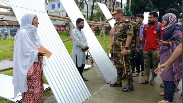 কুমিল্লা বুড়িচংয়ে শতাধিক পরিবারের মাঝে টিন ও নগদ অর্থ বিতরণ করেছে সেনাবাহিনী